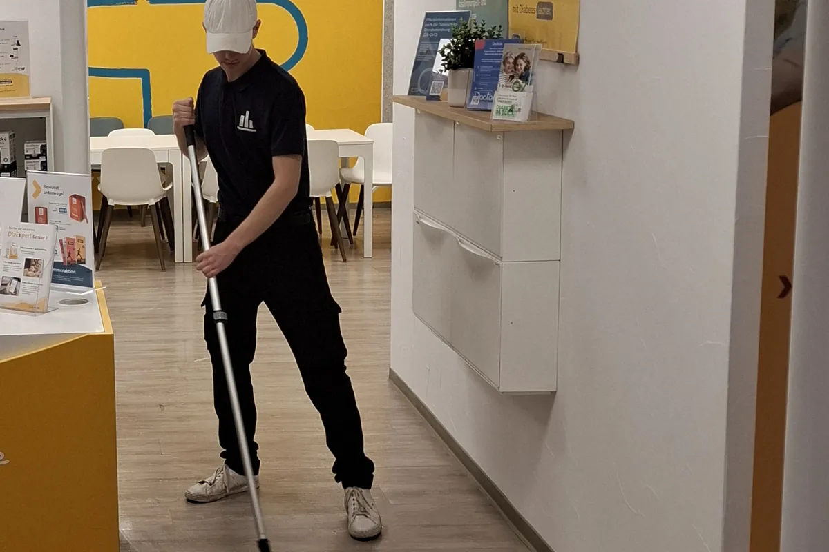 Bodenreinigung im Empfangsbereich einer Filiale