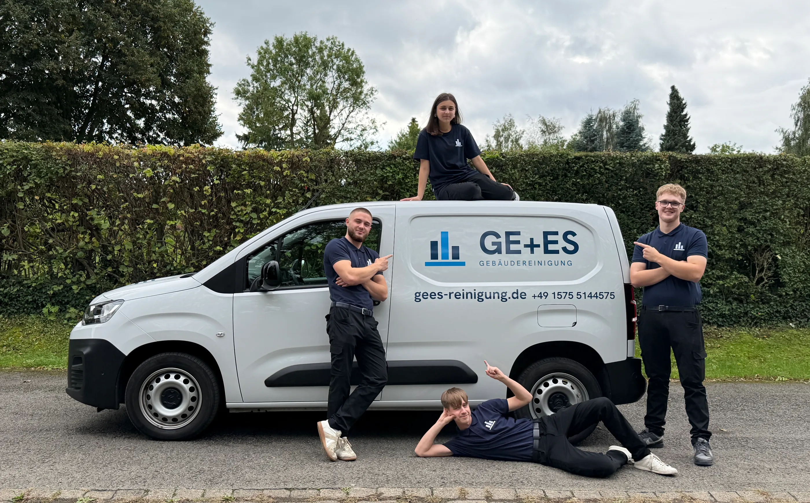 Das GE+ES-Team am Firmenwagen in Herford